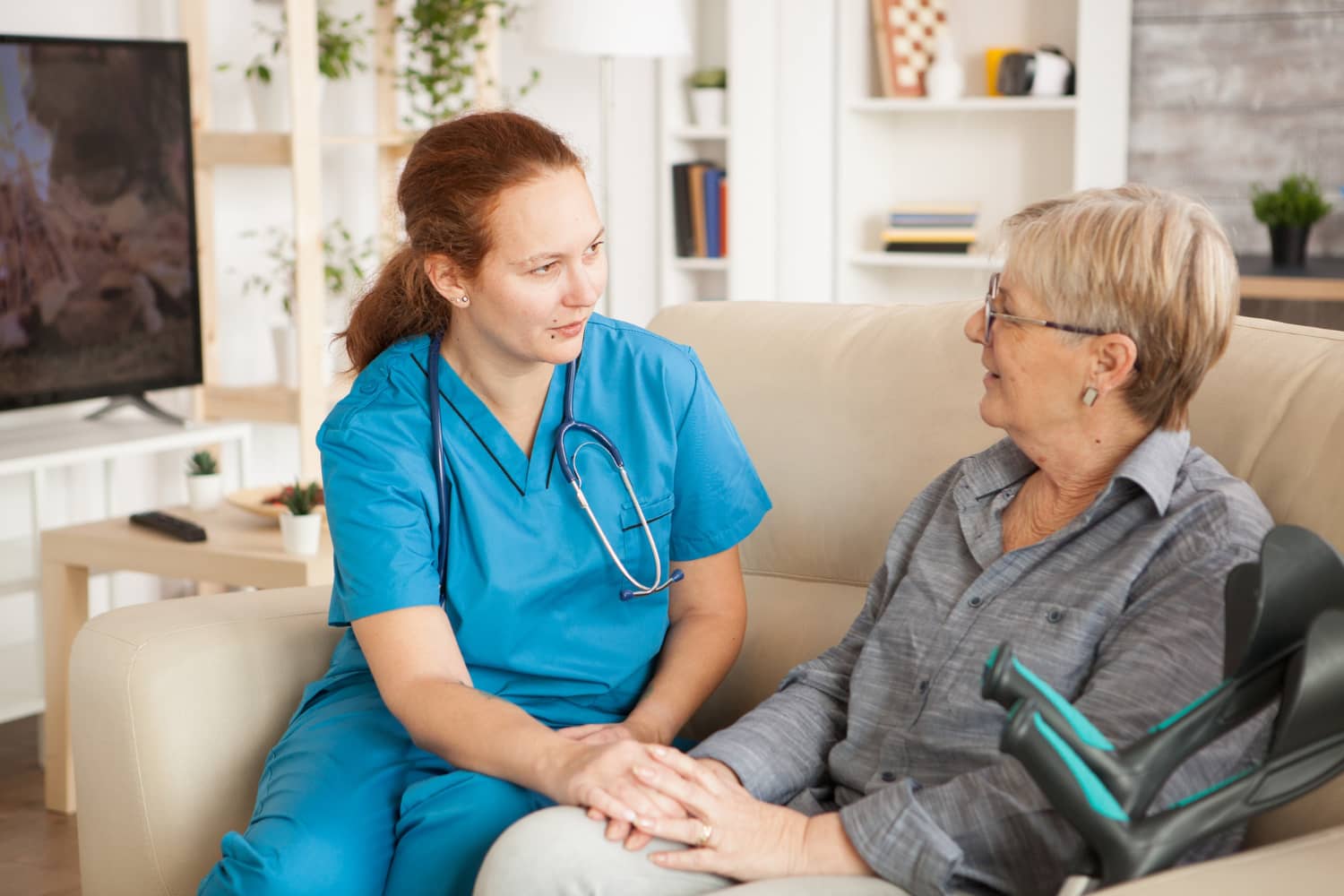 female-nurse-having-conversation-with-pensioner-woman-nursing-home